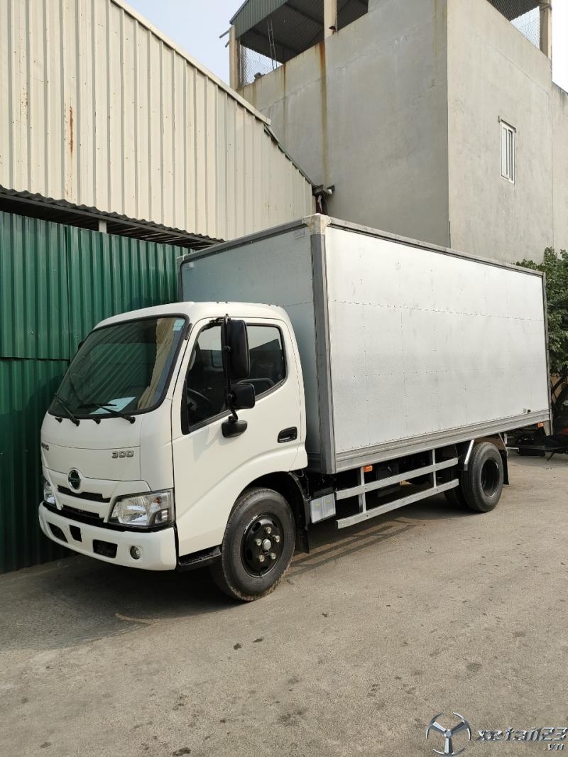 Xe tải HINO 2021 1,9 tấn thùng kín XZU650
